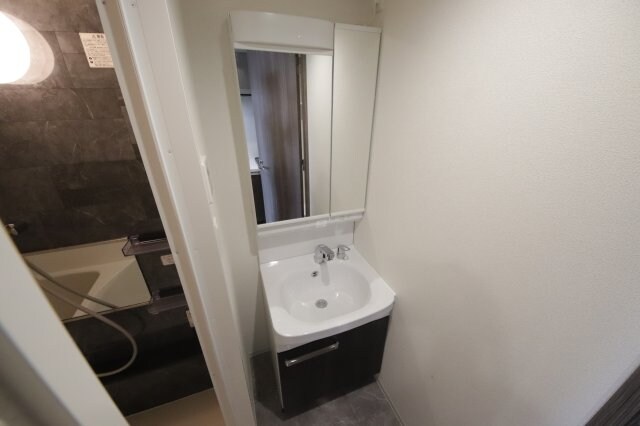 物件内観写真11　(独立洗面台、小物を置くことができて便利です)