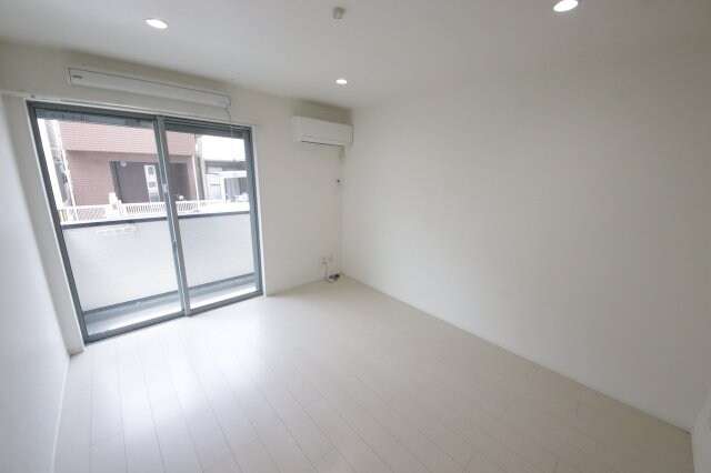 物件内観写真4　(こちらの居間で趣味の時間をお楽しみください)