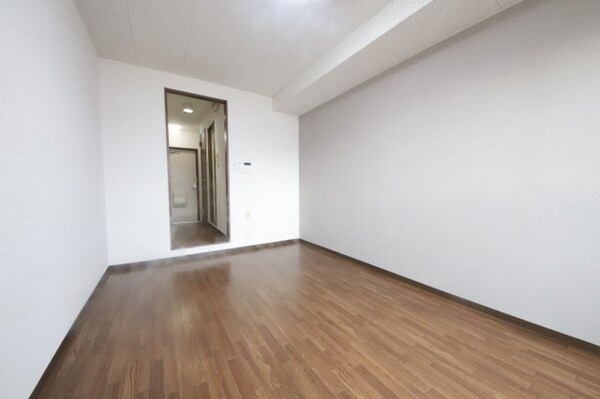 寝室(落ち着いて過ごせるお部屋なので、寝室にいかがでしょうか)