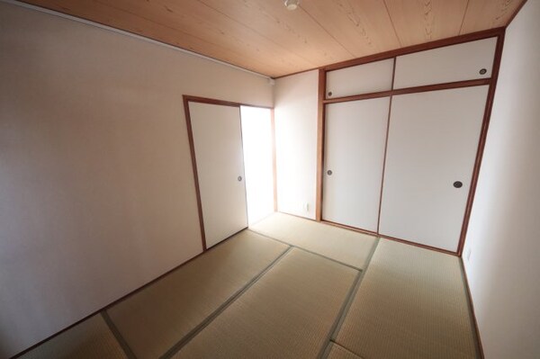 和室(落ち着いた雰囲気の和室付きです)