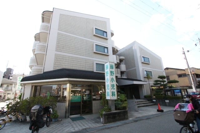 物件外観写真1　(外観は落ち着いています)