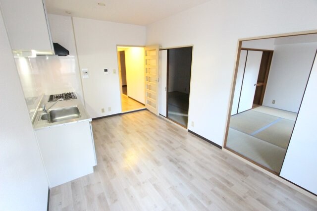 物件内観写真7　(おしゃれな居間です)