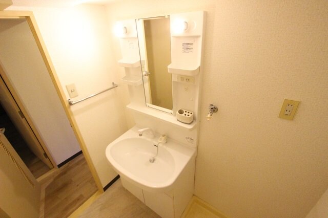 物件内観写真13　(ゆったりとスペースのある洗面所)