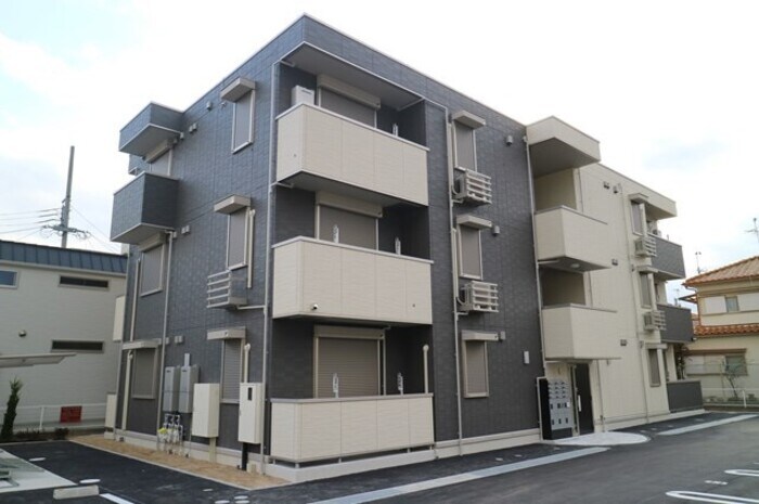 物件外観写真1　(落ち着いた雰囲気の外観です)