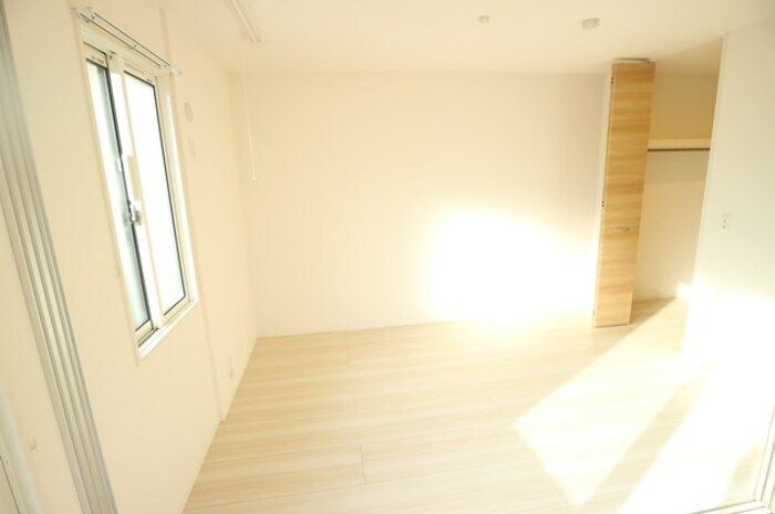 物件内観写真9　(明るい洋室です)