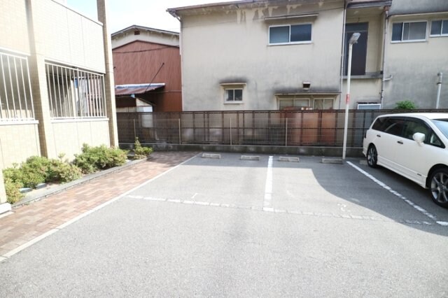 物件外観写真2　(駐車場があるので、車を買う予定の方も安心です)