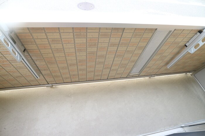 物件内観写真14　(開放的で明るい空間を演出してくれるバルコニーです)