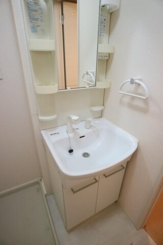 物件内観写真22　(ゆったりとスペースのある洗面所)