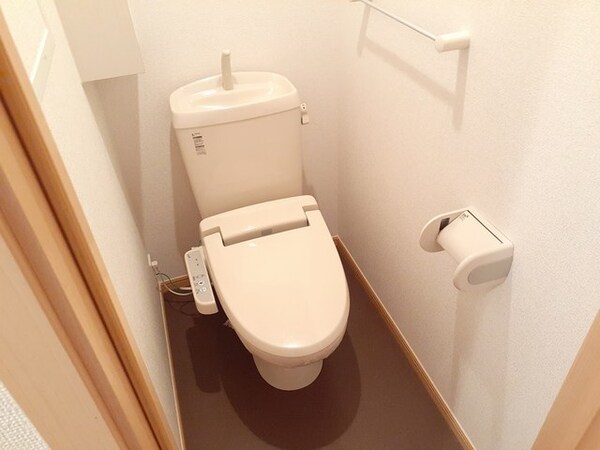 トイレ(落ち着いた色調のトイレです)