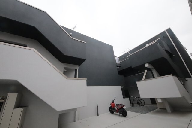 物件外観写真2　(駐車スペースもあります)