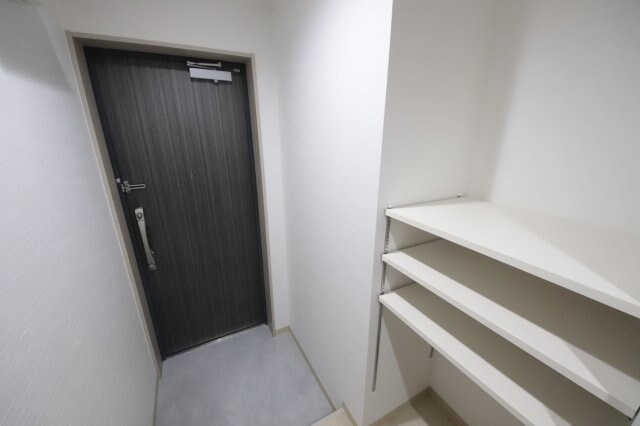 物件内観写真9　(収納もある玄関です)