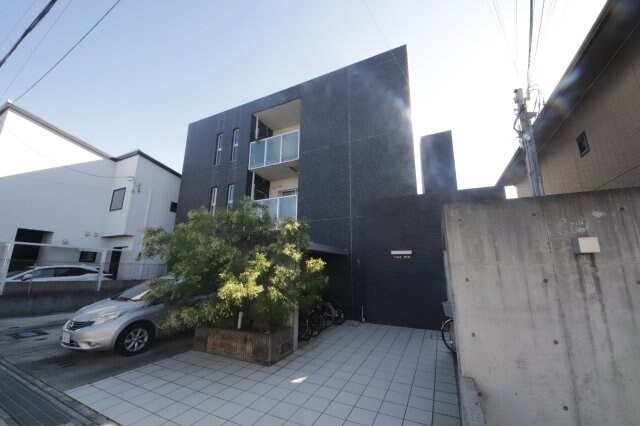 物件外観写真1　(外観は落ち着いています)