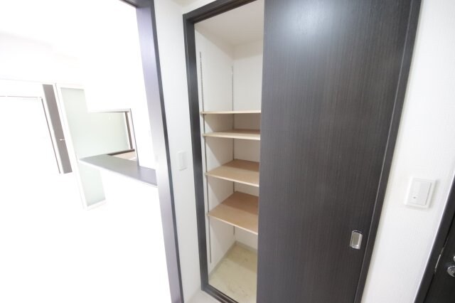 物件内観写真24　(明るい色調の室内です)