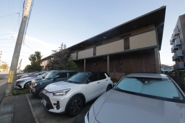 物件外観写真1　(建物外観を気になさる方へ、見た目の良い物件です)