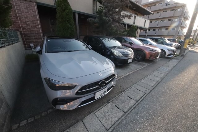 物件外観写真3　(駐車スペースもあります)