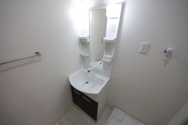 物件内観写真9　(独立洗面台あり、毎朝おしゃれに忙しい女性の方におすすめです)