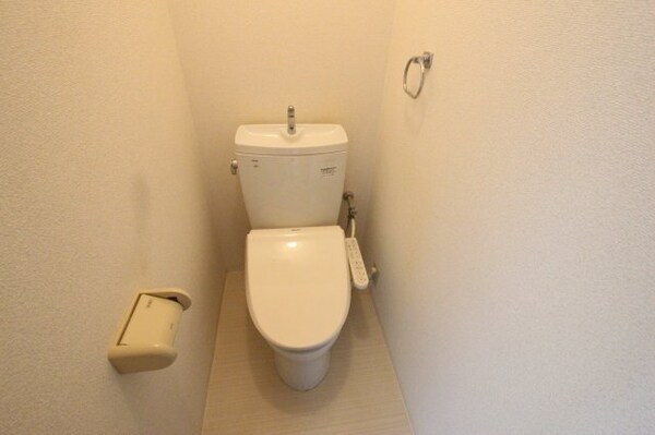 トイレ(落ち着いた色調のトイレです)