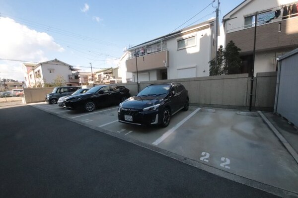 駐車場(駐車場があるので、車を買う予定の方も安心です)