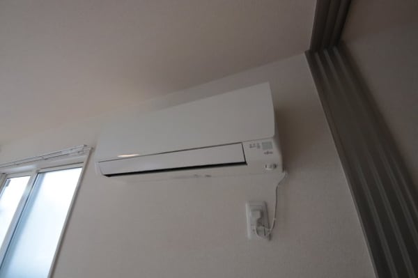 内装他(明るい色調の室内です)