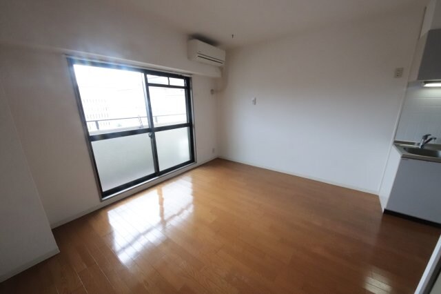 物件内観写真3　(こちらの居間で趣味の時間をお楽しみください)