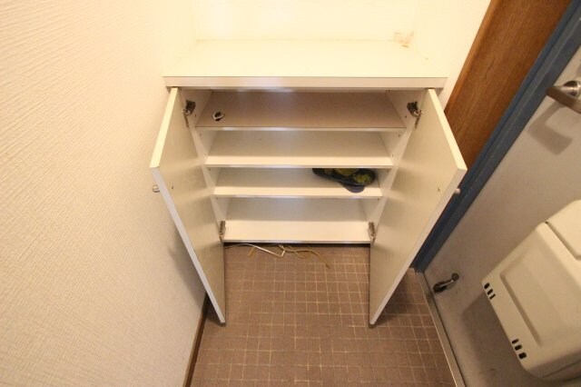 物件内観写真10　(ちょっとした収納スペースも充実しています)