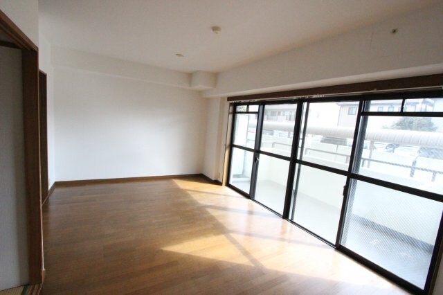 物件内観写真19　(ゆったりとした居間です)