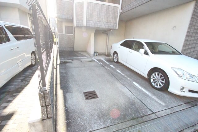 物件外観写真2　(駐車場があるので、車を買う予定の方も安心です)