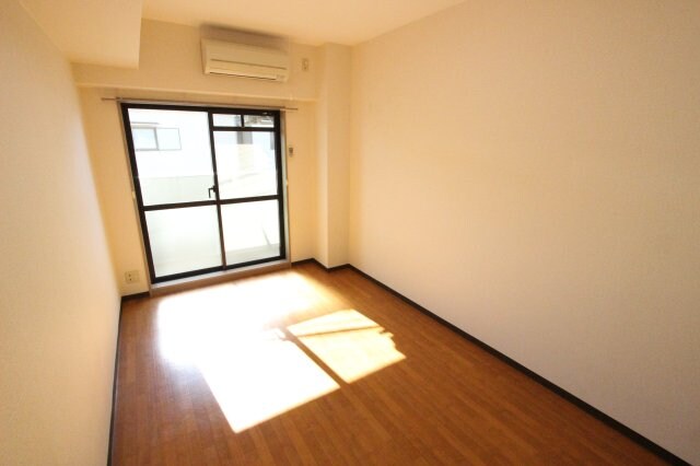 物件内観写真15　(ゆったりとした居間です)