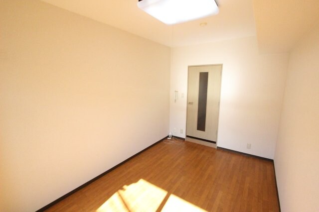 物件内観写真17　(広くて明るい寝室)