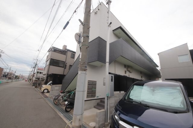 物件外観写真1　(落ち着いた雰囲気の外観です)