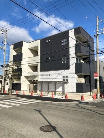 物件外観写真1　(落ち着いた雰囲気の外観です)