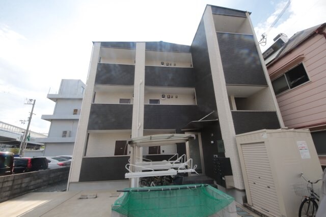 物件外観写真1　(外観は落ち着いています)