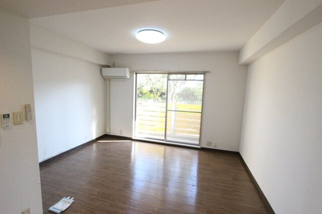 物件内観写真5　(こちらの居間で趣味の時間をお楽しみください)