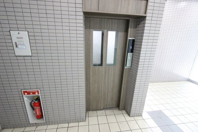 物件外観写真2　(清潔なエントランスです)