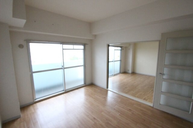 物件内観写真9　(こちらの居間で趣味の時間をお楽しみください)