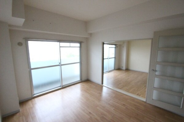 居室(こちらの居間で趣味の時間をお楽しみください)