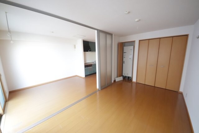 物件内観写真6　(ゆったりとした居間です)