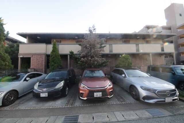 物件外観写真5　(駐車場です)