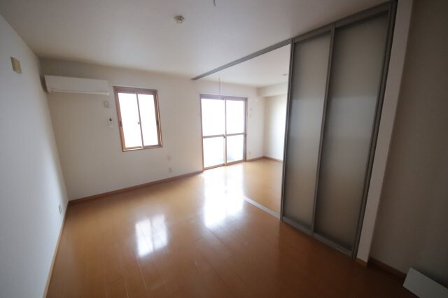 物件内観写真18　(こちらのリビングで趣味の時間をお楽しみください)