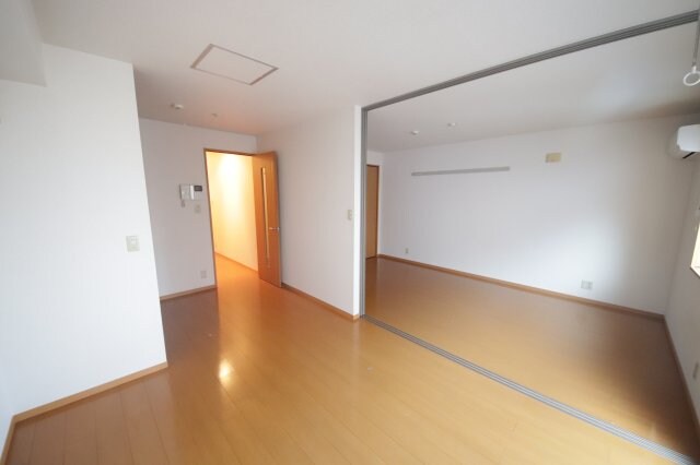 物件内観写真19　(ゆったりとした居間です)