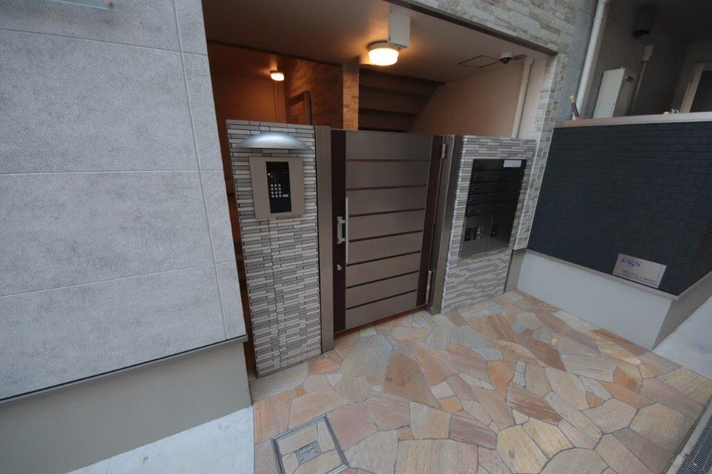 物件外観写真2　(ゆとりのあるエントランスです)