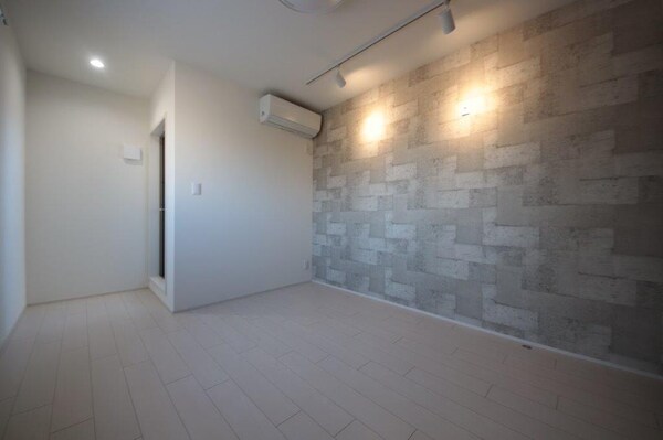 居室(こちらの居間で趣味の時間をお楽しみください)