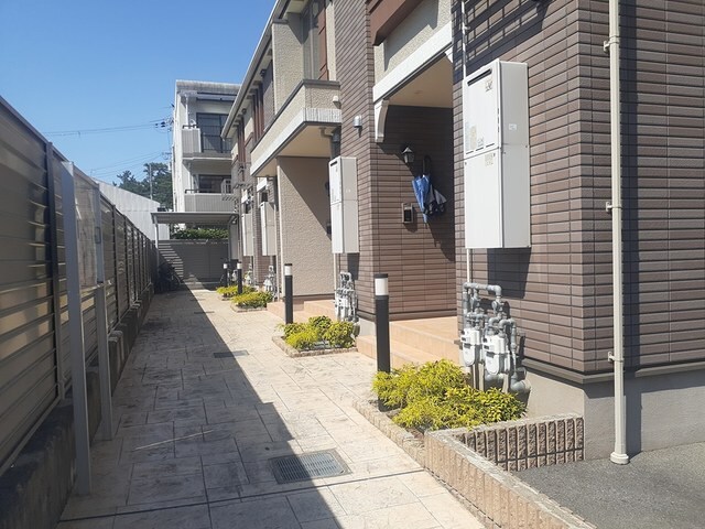 物件外観写真2　(清潔なエントランスです)