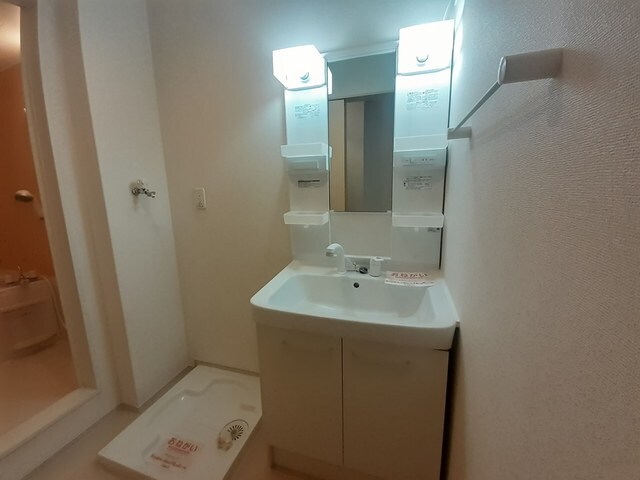 物件内観写真7　(広い洗面スペース)