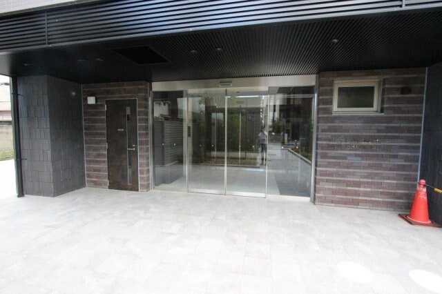 物件外観写真4　(落ち着いたエントランスです)