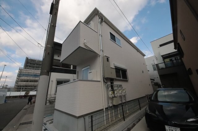 物件外観写真1　(外観は落ち着いています)