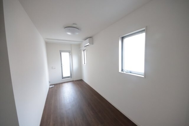 物件内観写真5　(ゆったりとした居間です)