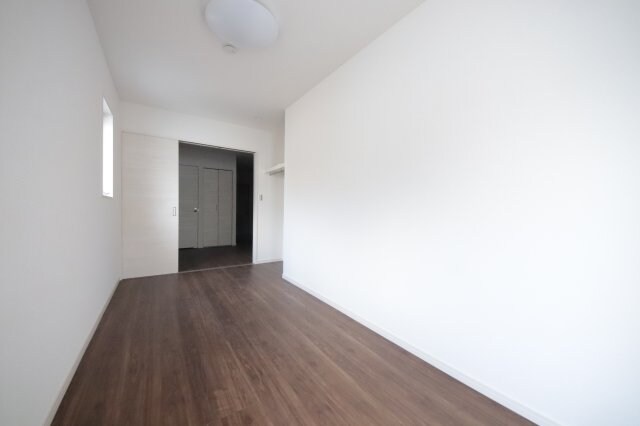 物件内観写真9　(こちらの居間で趣味の時間をお楽しみください)