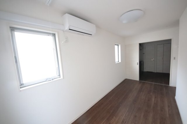 物件内観写真10　(こちらの居間で趣味の時間をお楽しみください)