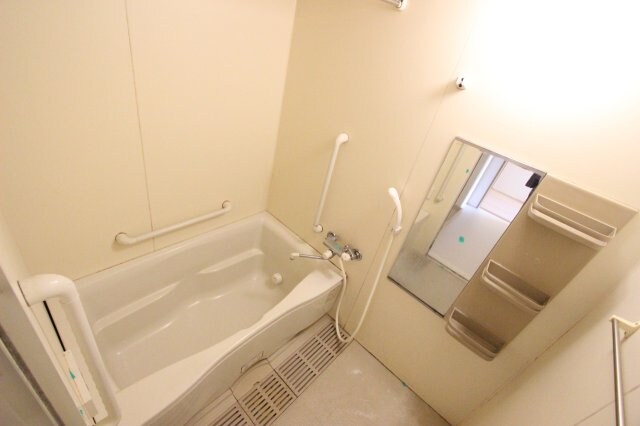 物件内観写真9　(日々の疲れを癒すお風呂付です)
